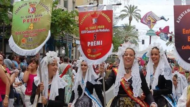 La comisión de Pla del Bon Repós, que se ha fusionado con La Goteta, durante el desfile de entrega de premios.