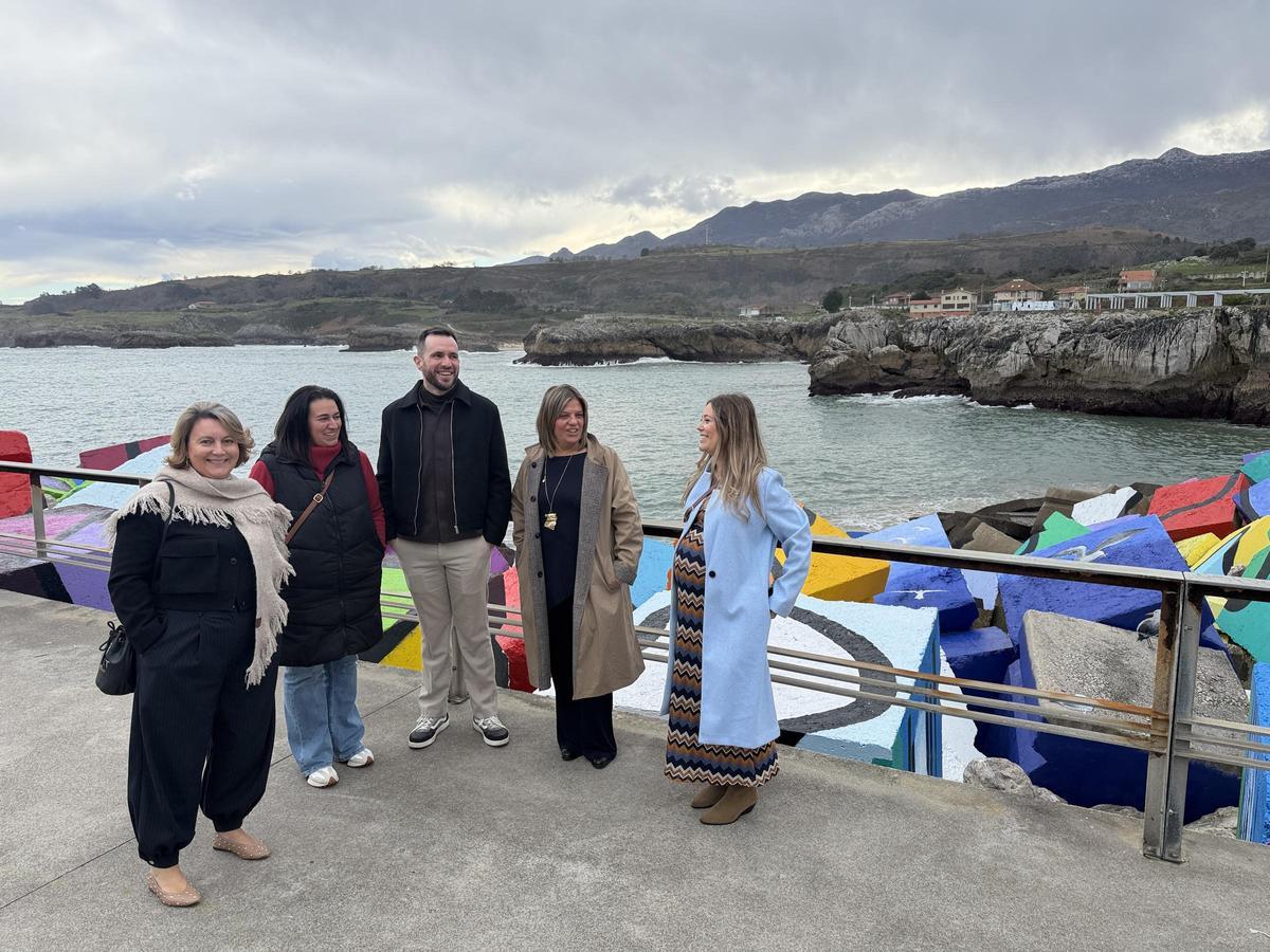 Encuentro político junto a los "Cubos de la Memoria", en Llanes