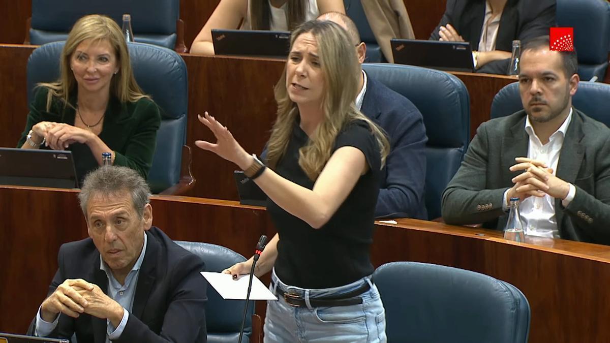 Duro enfrentamiento entre Mar Espinar y Ayuso en la Asamblea de Madrid: "Es usted rarita"