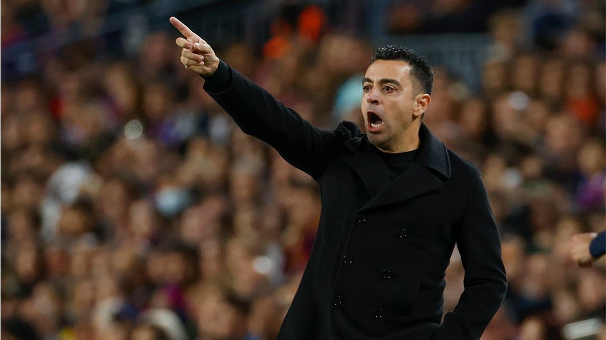 Xavi Hernández da instrucciones al equipo durante un partido