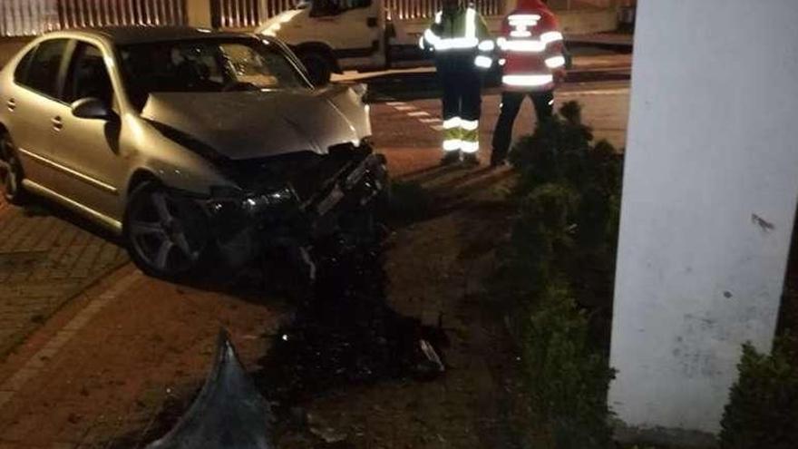 Estado en el que quedó el coche en la glorieta de Valle Inclán. // Cedida