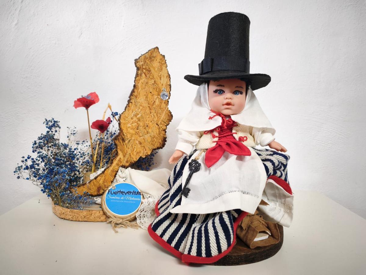 Customizan muñecas con los trajes típicos de las islas Canarias