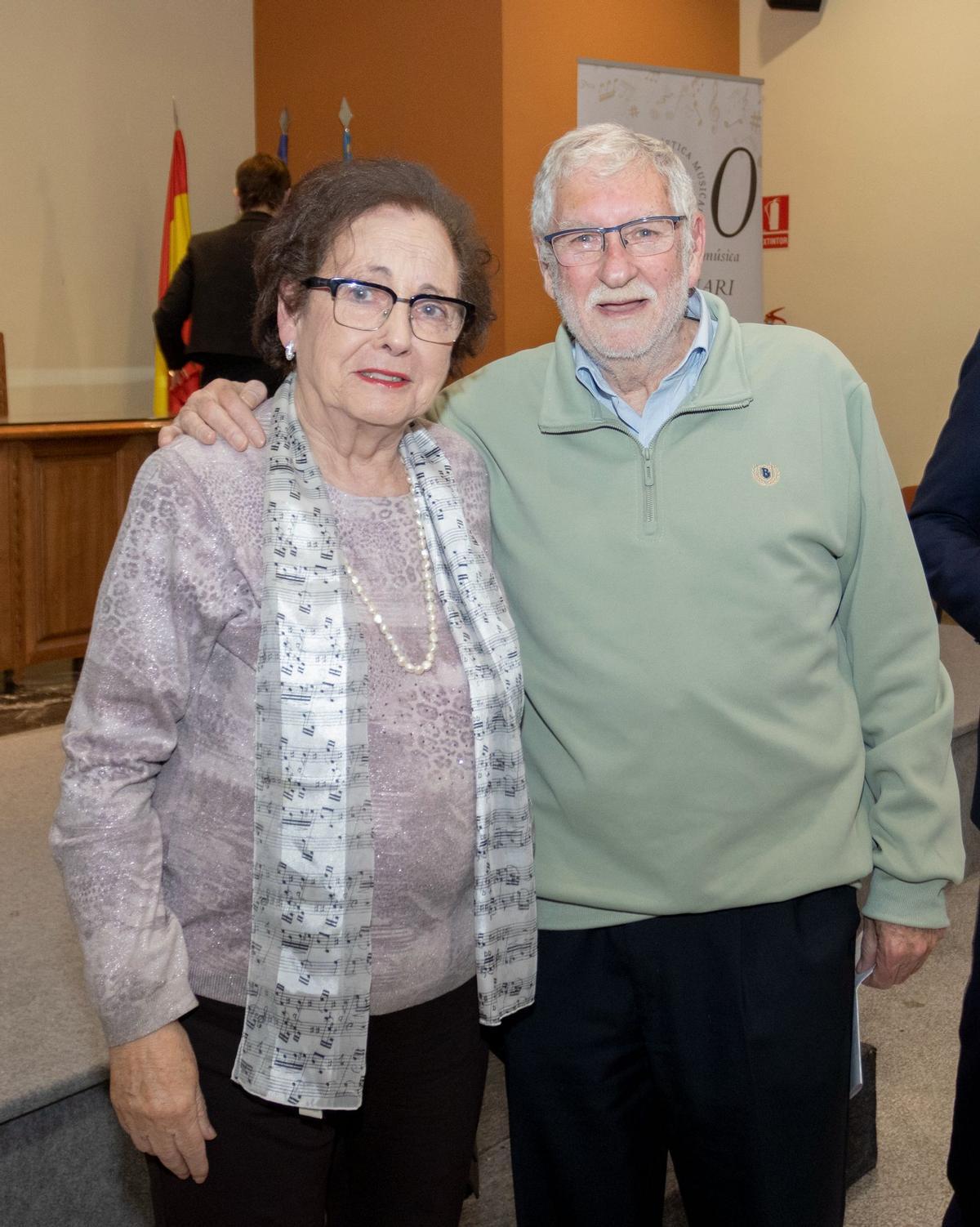 Salvador Rovira, coordinador de la obra, junto a Amparín Montagud, miembro de la sociedad.