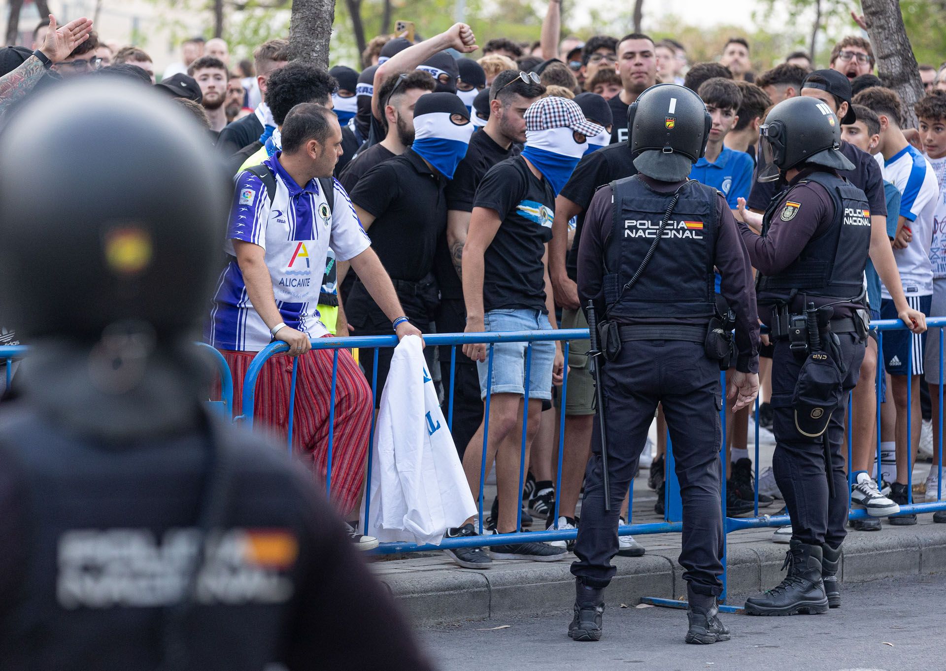 Protestas dentro y fuera del estadio del Rico Pérez