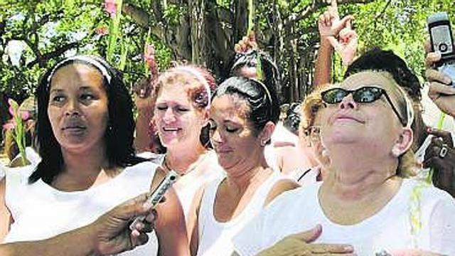 Laura Pollán, a la derecha, líder de las Damas de Blanco.