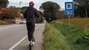 Un patinete circulando por la C251 entre Llinars y Cardedeu