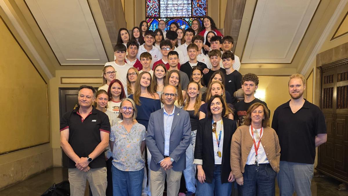 Los alumnos y profesores del colegio Salesianos Santo Ángel, de Avilés, y del Don Bosco Salesianos, de Austria, junto al concejal de Educación, Juan Carlos Guerrero.