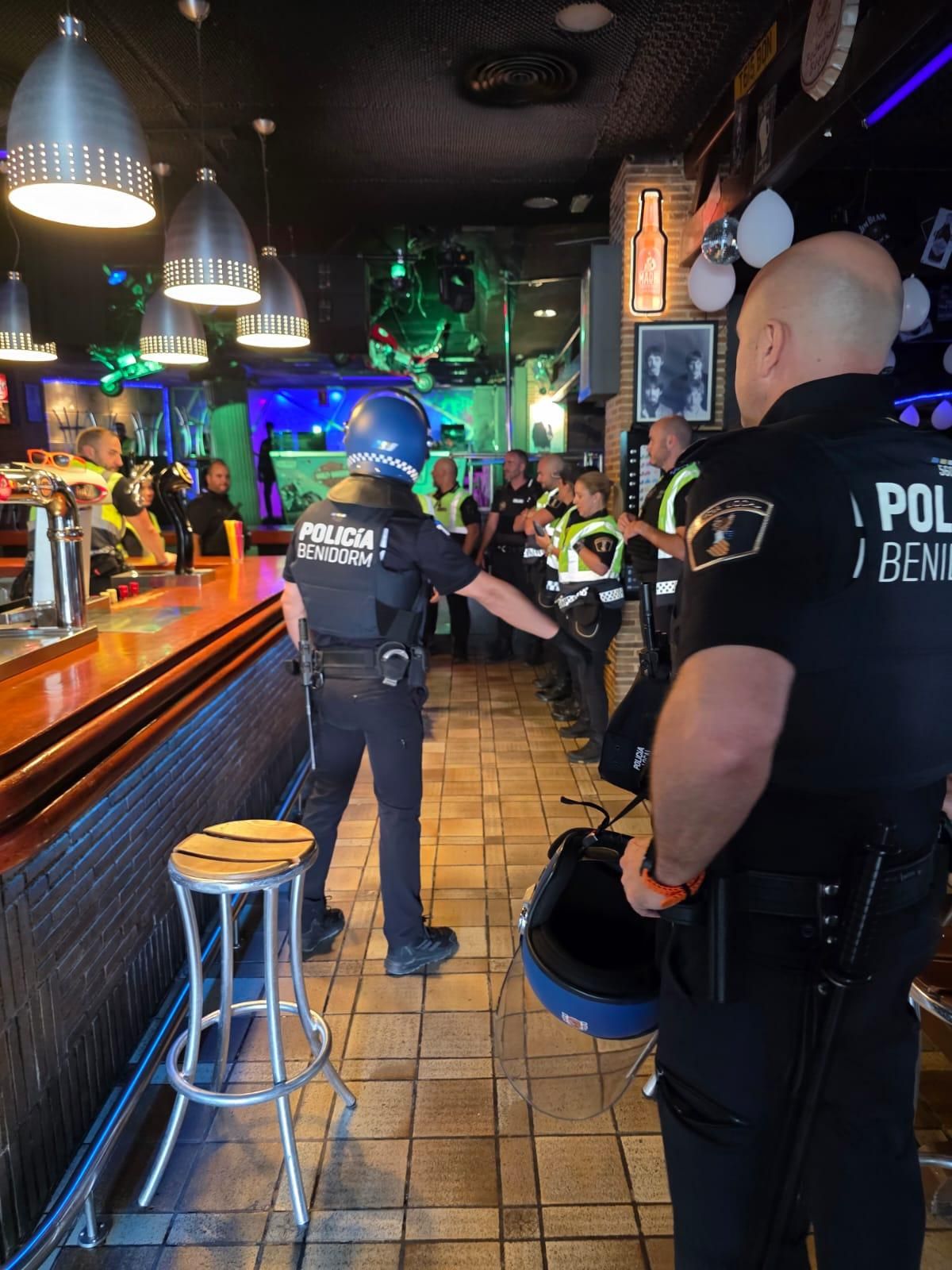 Los perros antidroga “entrenan” con la Policía Local de Benidorm en un pub de la zona inglesa