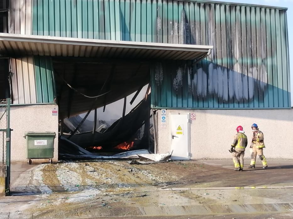 Els bombers ja han controlat el foc del Polígon Sant Isidre de Sant Fruitós