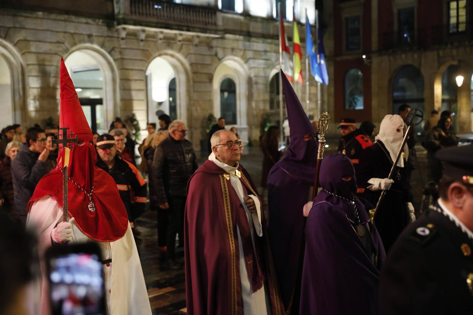 Así es la procesión del Martes Santo en Gijón (en imágenes)