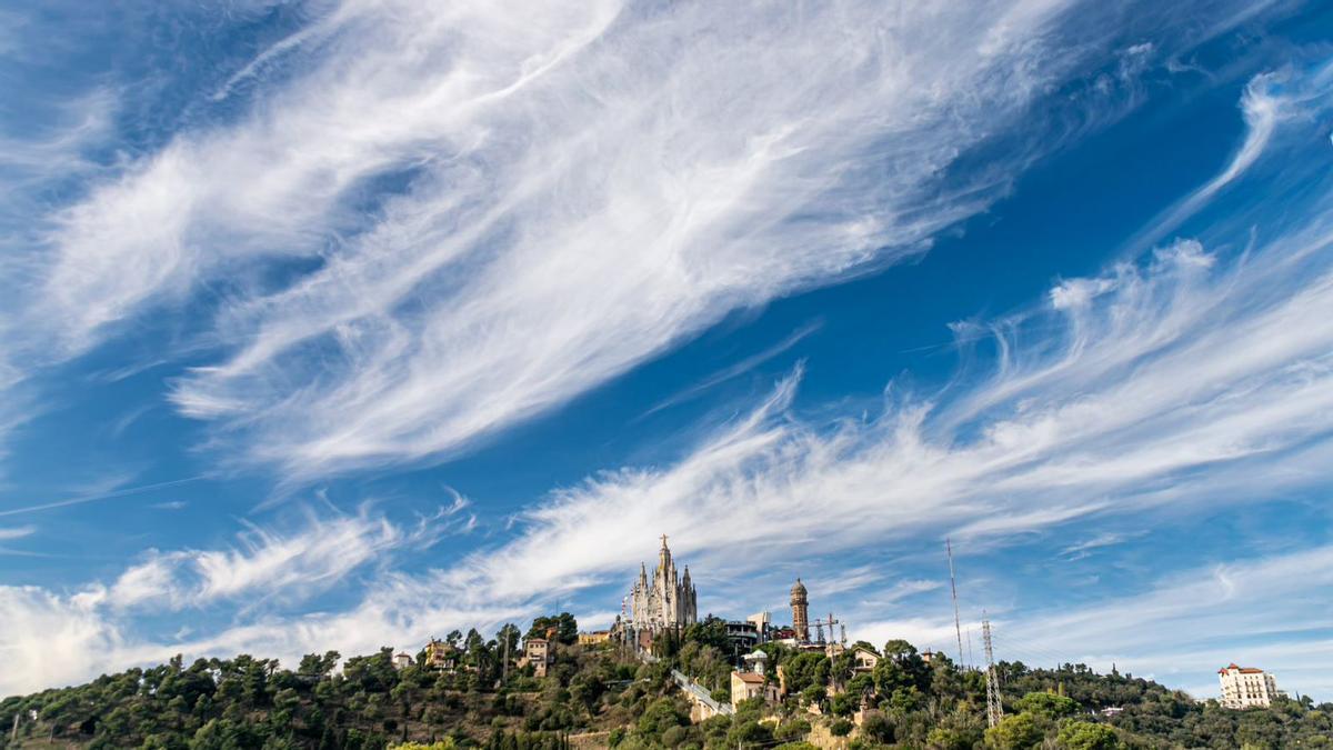 Cielo de Barcelona sobre el Tibidabo