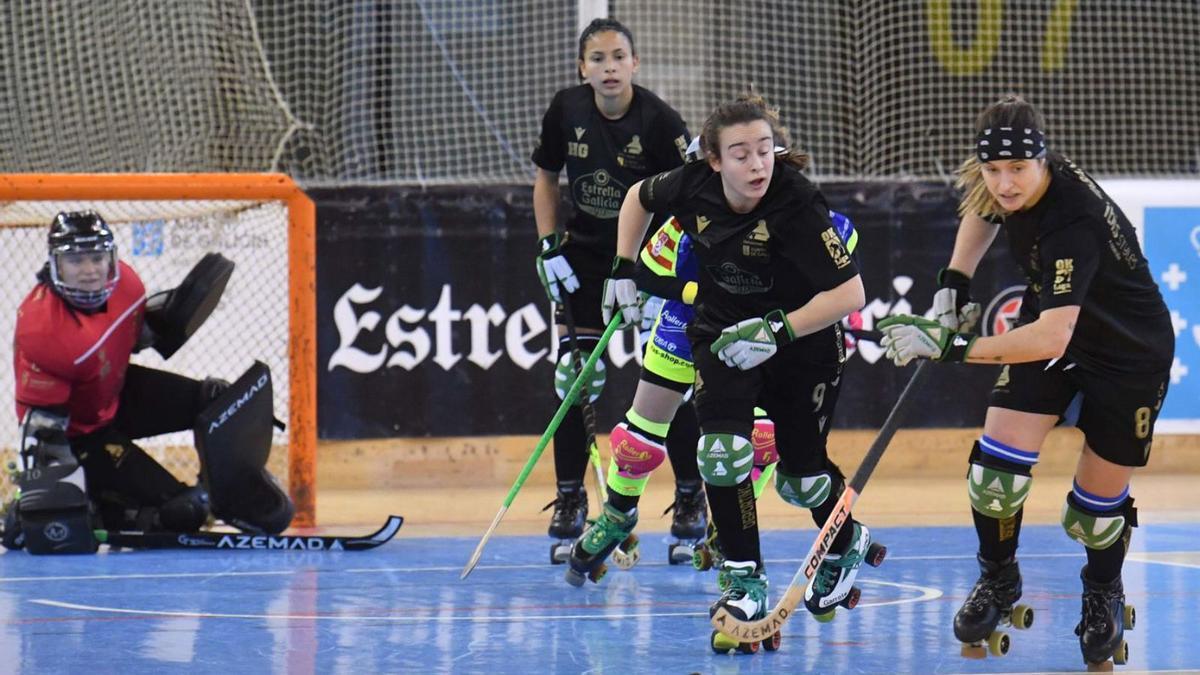 María Sanjurjo, con la bola, seguida por Alba Garrote, en el último partido del Liceo en casa.