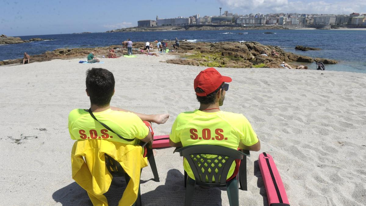 Dos socorristas vigilan la playa de Riazor.