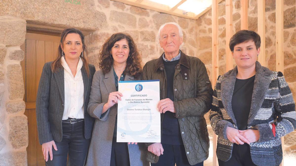 Las alcaldesas de Tomiño, Oia y O Rosal, con el certificado.
