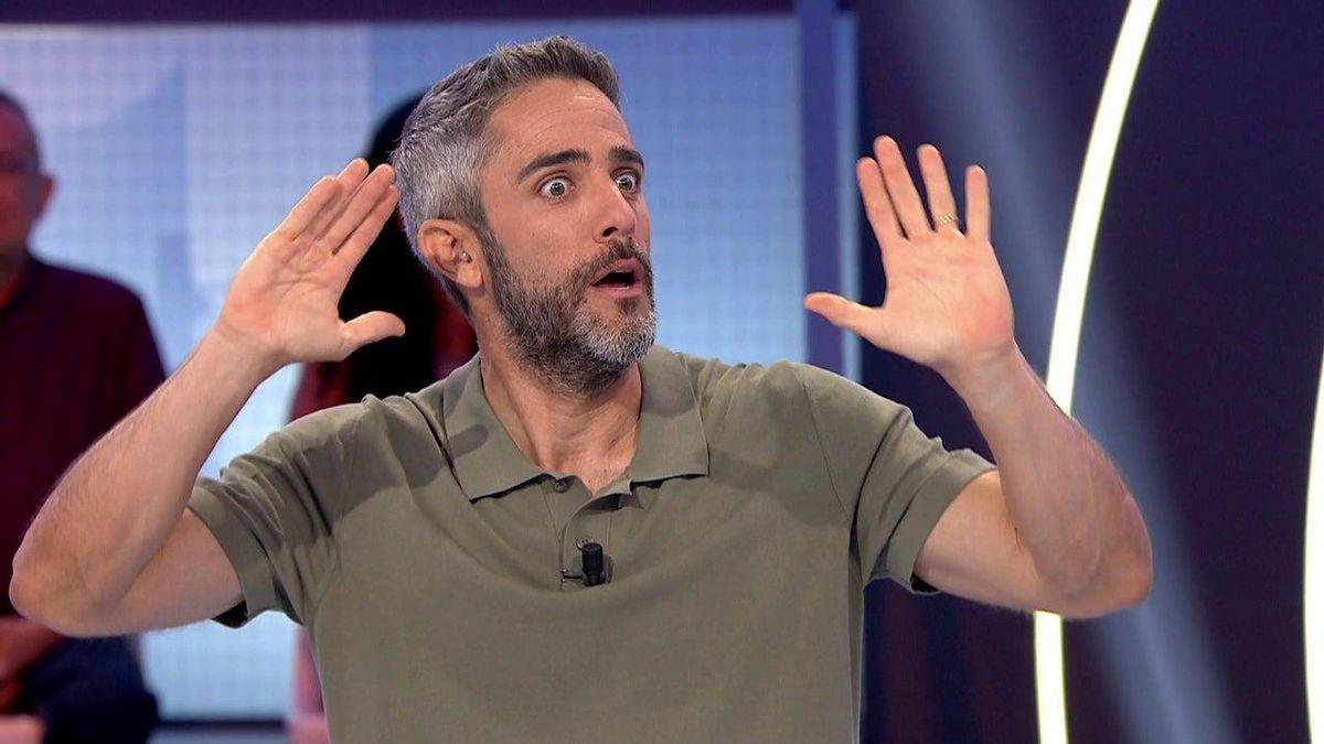 Roberto Leal se lleva las manos a la cabeza.