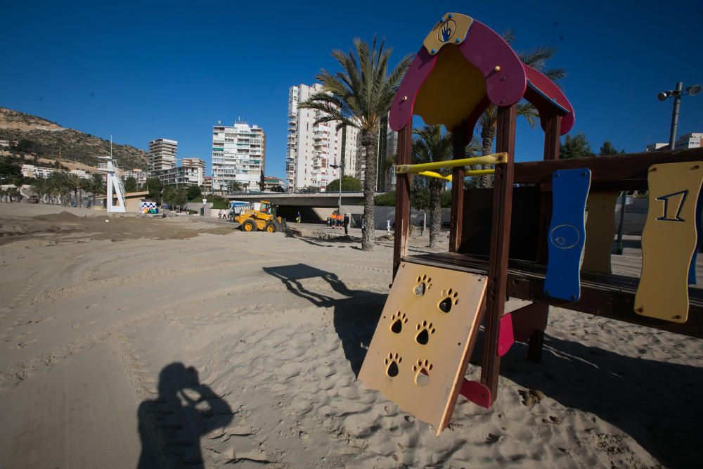 Suciedad en la playa de la Albufereta tras la riada