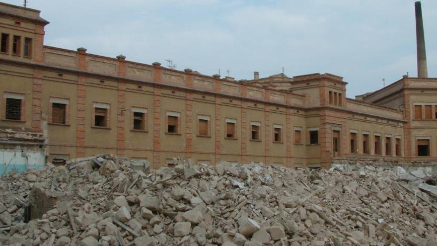 Els treballs d&#039;enderrocament dels edificis adjacents a l&#039;antiga Fàbrica Nova.