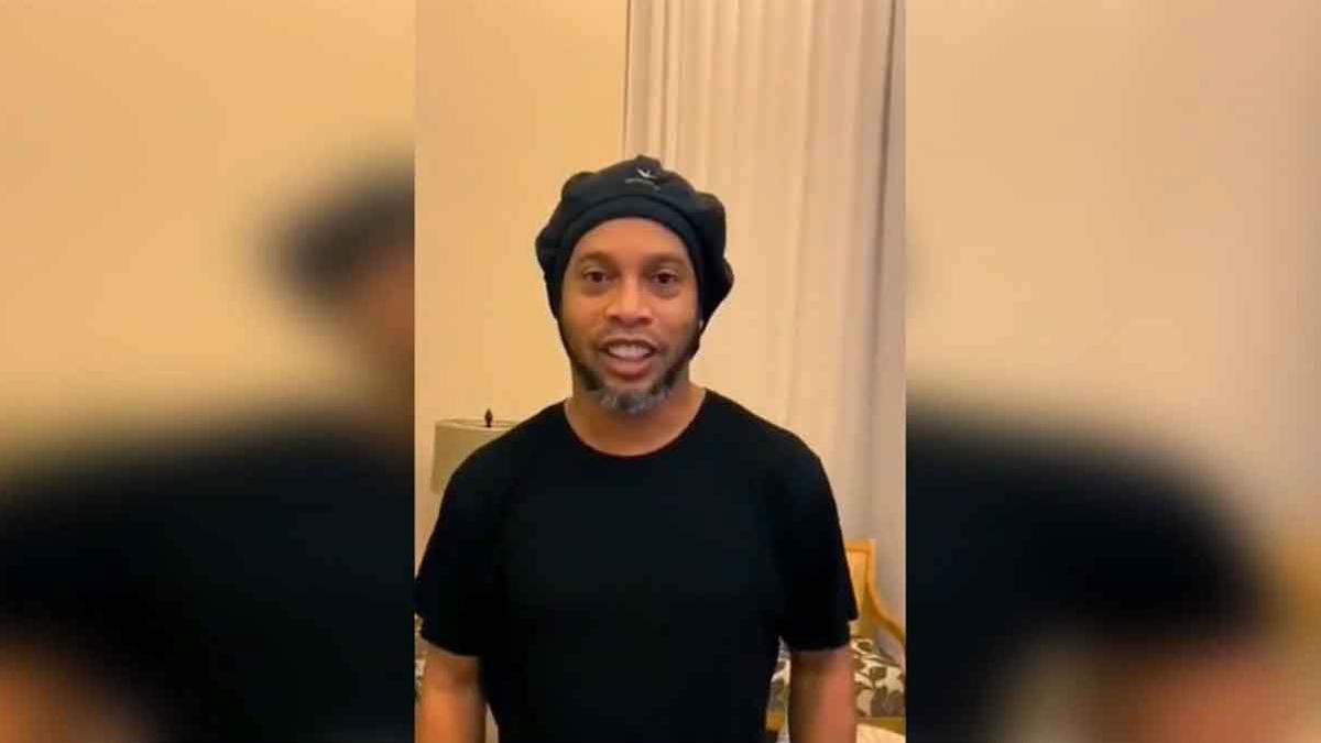 Ronaldinho reaparece en Twitter tras ser preso con saludo a jeque del Almería