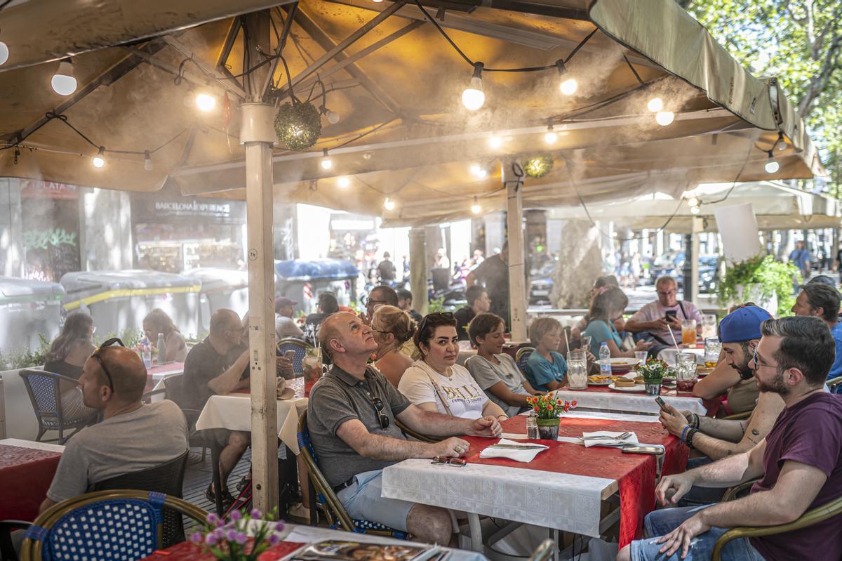 Restaurantes de las ramblas incorporan humidificadores para hacer frente a las altas temperaturas.