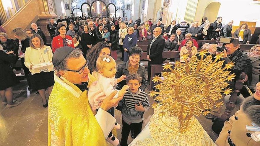 Lledó recibe a 500 fieles en un paso por el manto récord