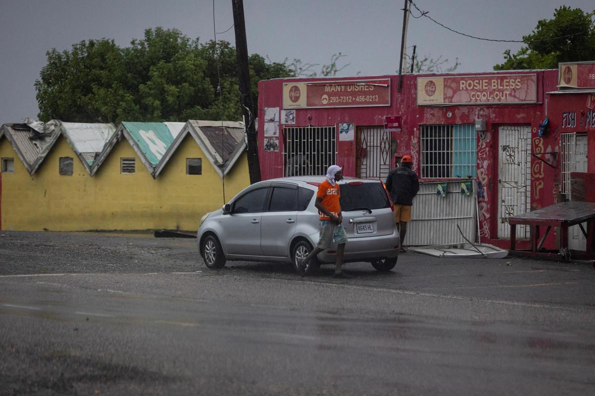 El huracán Beryl golpea Jamaica