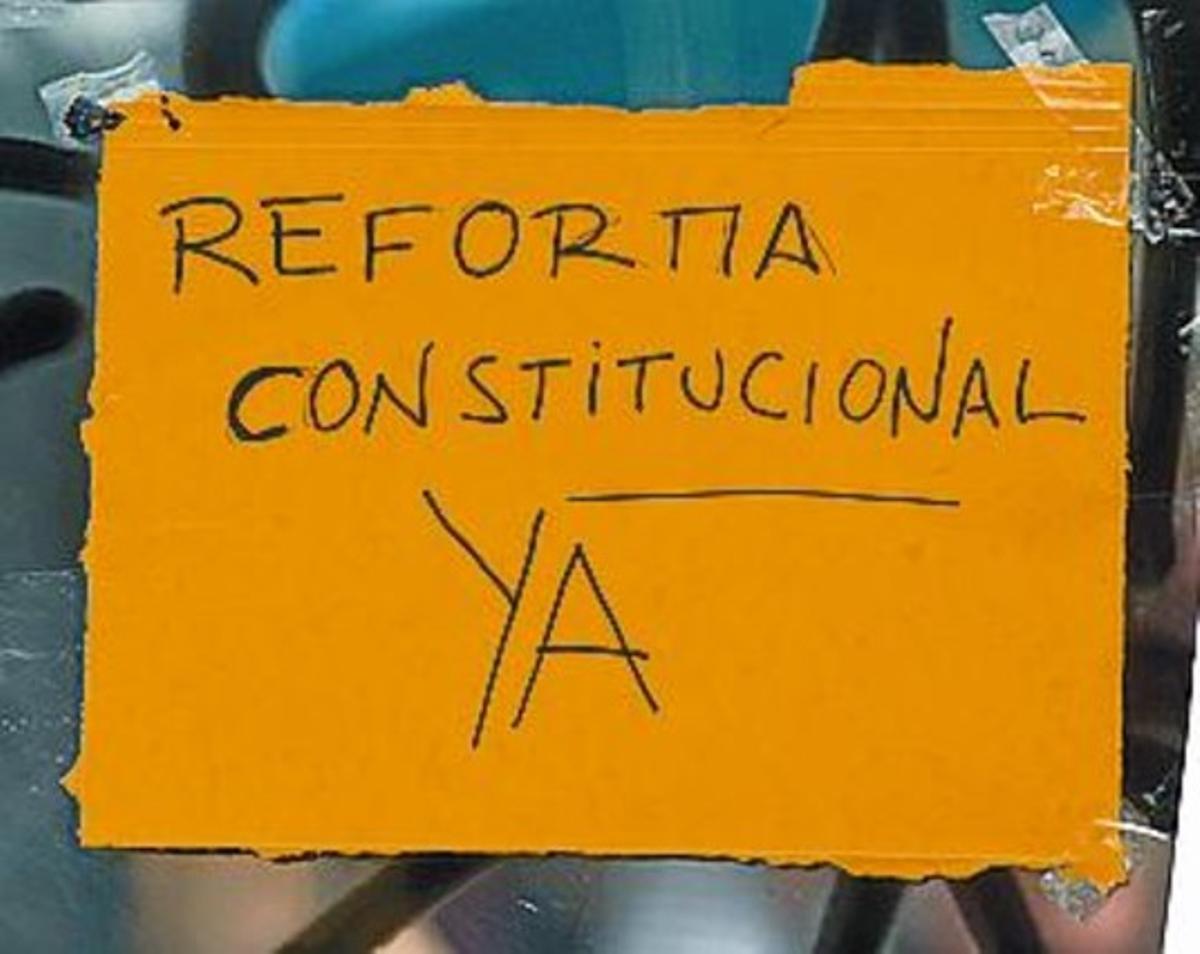 EL BLANCO DE LAS CRÍTICAS 3 Tanto en las acampadas de las últimas semanas como en las manifestaciones del pasado domingo, los políticos han sido objeto de reproche recurrente. En las imágenes, diversas pancartas y lemas dirigidos contra Artur Mas y Felip Puig, Xavier Trias y Jordi Hereu, y los políticos en general. EL BLANCO DE LAS CRÍTICAS 3 Tanto en las acampadas de las últimas semanas como en las manifestaciones del pasado domingo, los políticos han sido objeto de reproche recurrente. En las imágenes, diversas pancartas y lemas dirigidos contra Artur Mas y Felip Puig, Xavier Trias y Jordi Hereu, y los políticos en general.