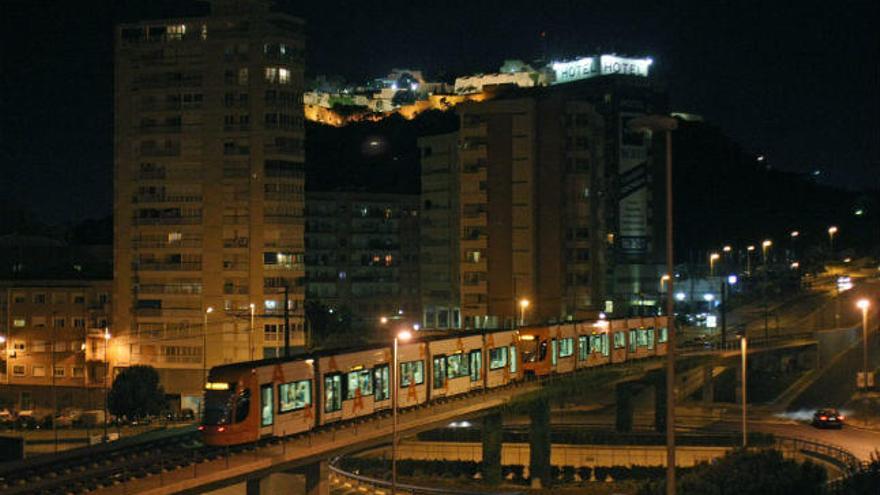 Una imagen nocturna del TRAM de Alicante