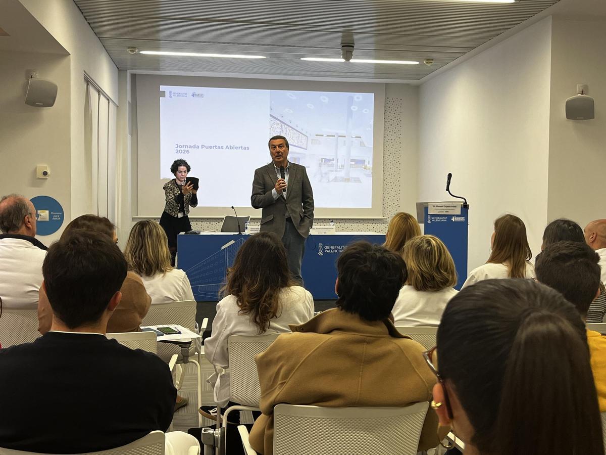 El conseller de Sanidad, Marciano Gómez, recibe a los MIR en la jornada de puertas abiertas del hospital de Manises.