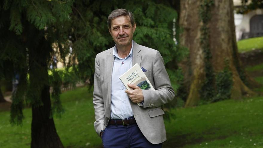 El portavoz del PSOE de Oviedo presenta su libro en la biblioteca de  La Granja