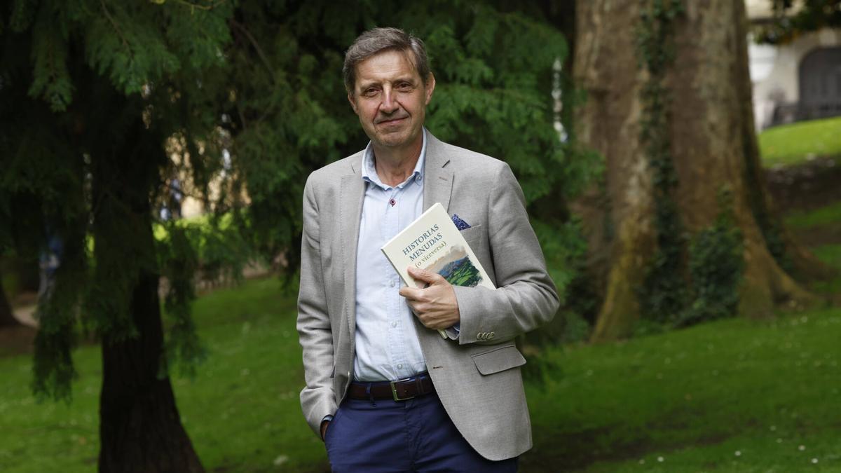 Carlos Fernández Llaneza con su libro.