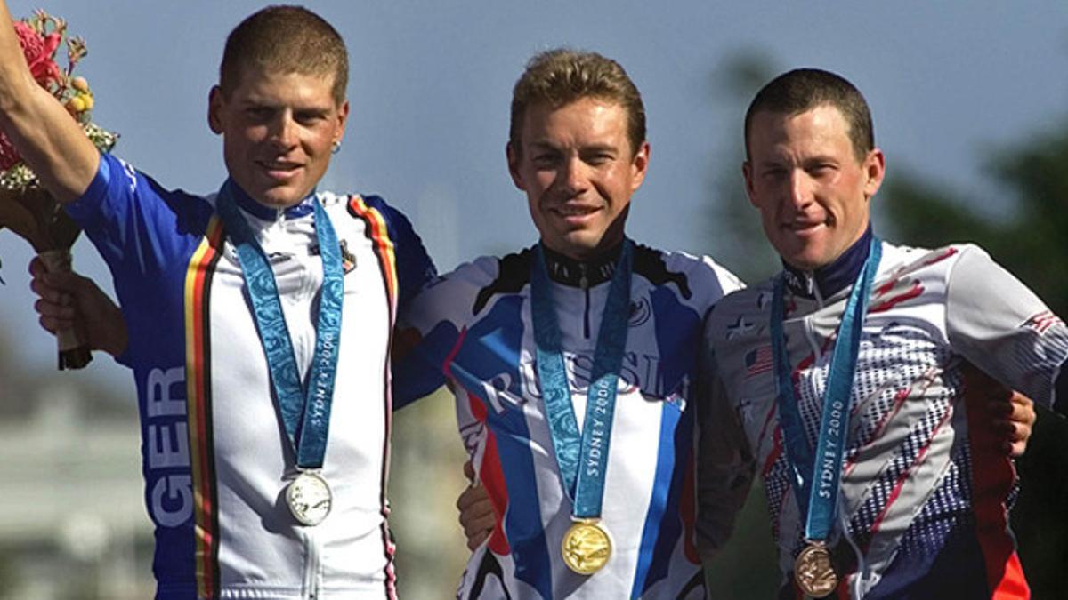 Jan Ullrich (plata), Viacheslav Ekimov (oro) y Lance Armstrong (bronce), en el podio de Sídney 2000