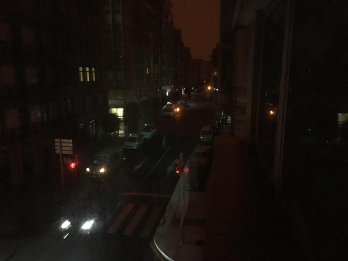La calle Marqués de San Esteban, esta mañana, sin iluminación.