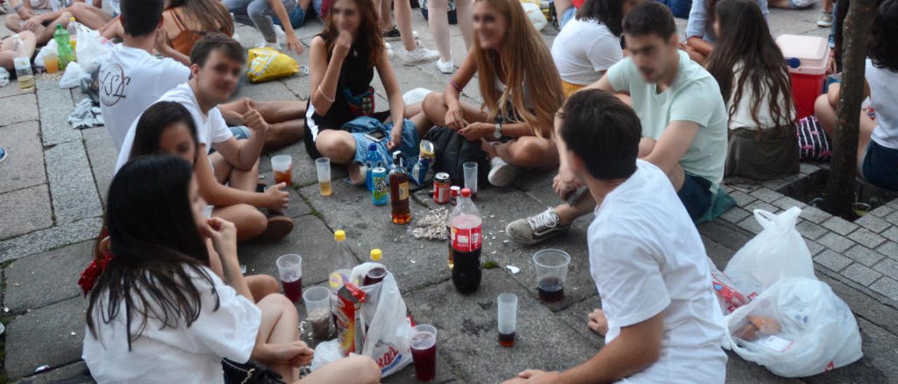 Jóvenes de botellón en la calle en el Día de Peñas. // R. Vázquez