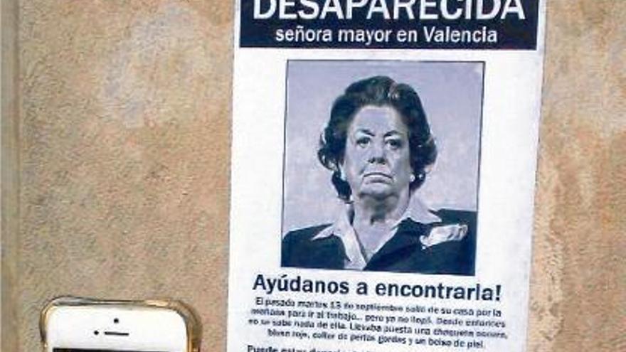 Un home va penjar un cartell irònic sobre Barberá al portal de casa seva a València.