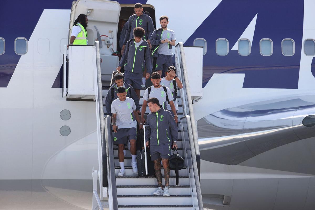 Manchester City players, with Ederson in the first place, arrive in Fort Lauderdale (Florida) where they concentrate to play the Club World Cup.