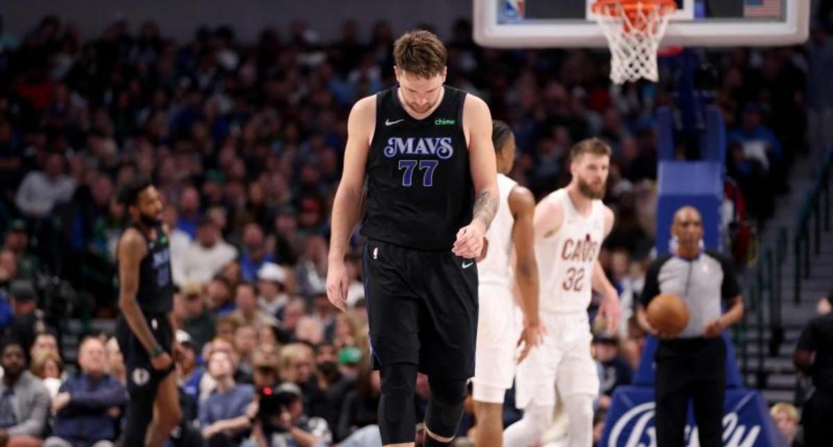 Luka Doncic cabizbajo en la derrota de los Mavericks contra los Cavaliers