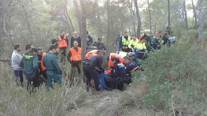 Personal sanitario atiende al hombre inconsciente.