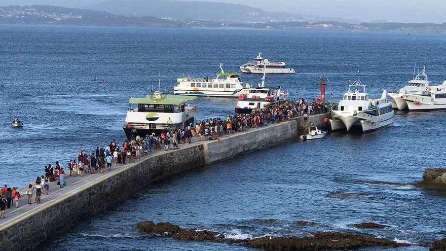 Llegada de seis barcos ayer a la isla de Ons para recoger a pasajeros de regreso a Vigo, Bueu y Portonovo. // Fdv