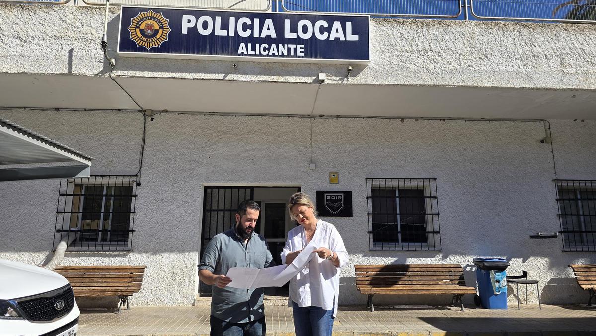 El concejal de Vox, Mario Ortolá, y la concejala de Infraestructuras Cristina García frente a la comisaria de Juan XXIII