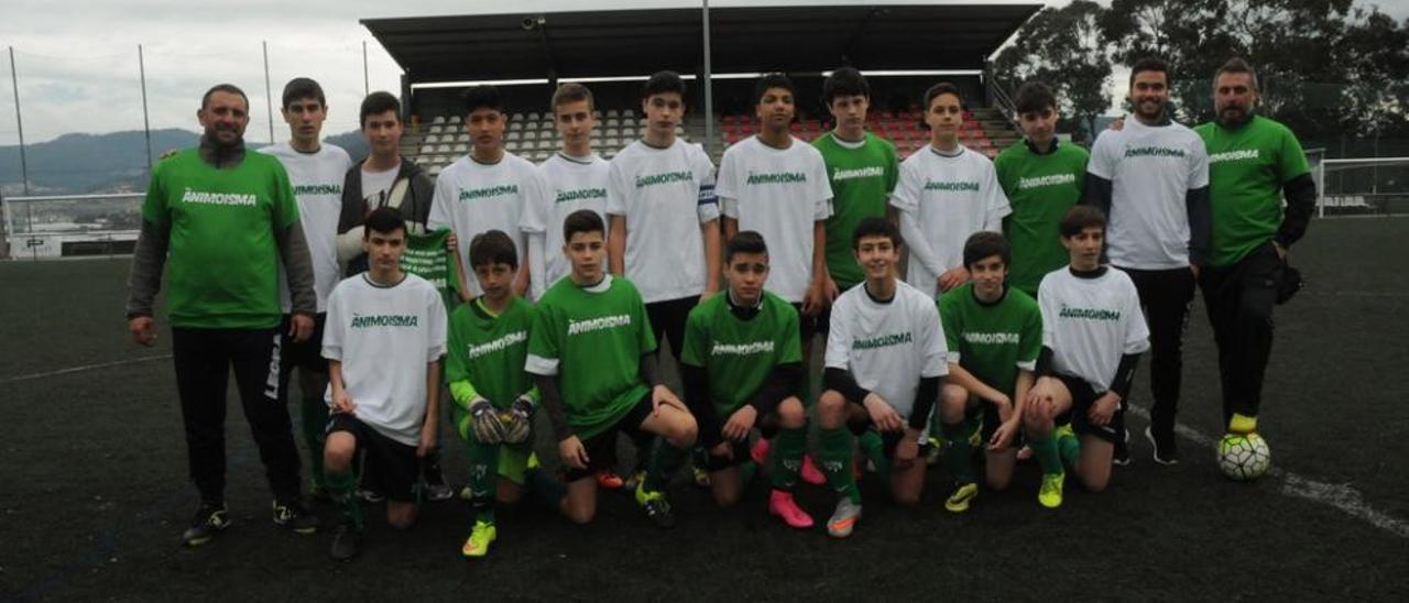 Los jugadores del Teis, con la camiseta de apoyo. E. A.