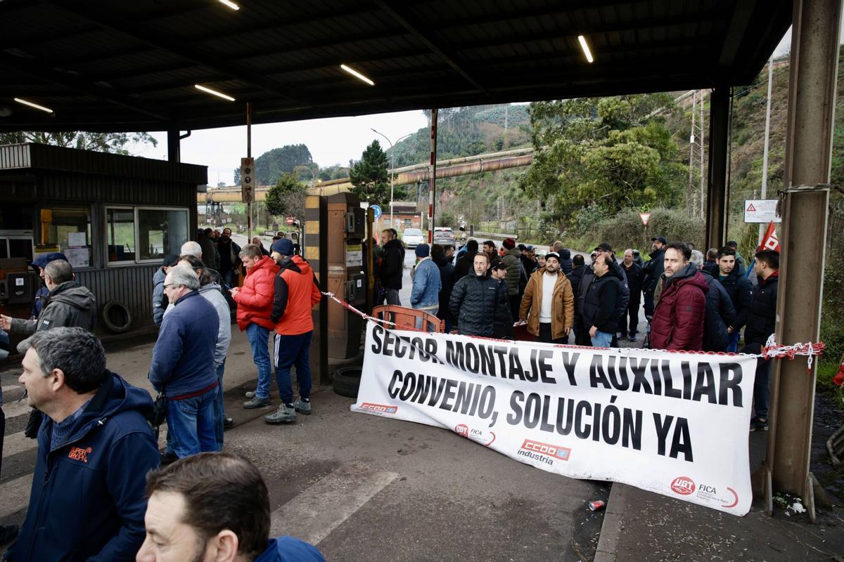 Piquetes de la segunda jornada de huelga de la industria auxiliar en la entrada de Arcelor en Veriña.