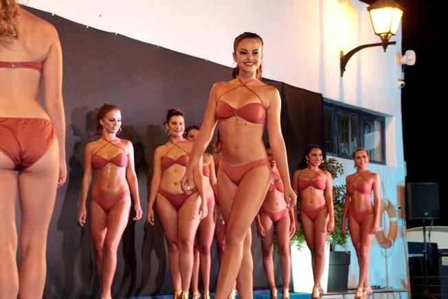 Las candidatas a Reina de San Ginés desfilan sobre una pasarela en la piscina del Casino