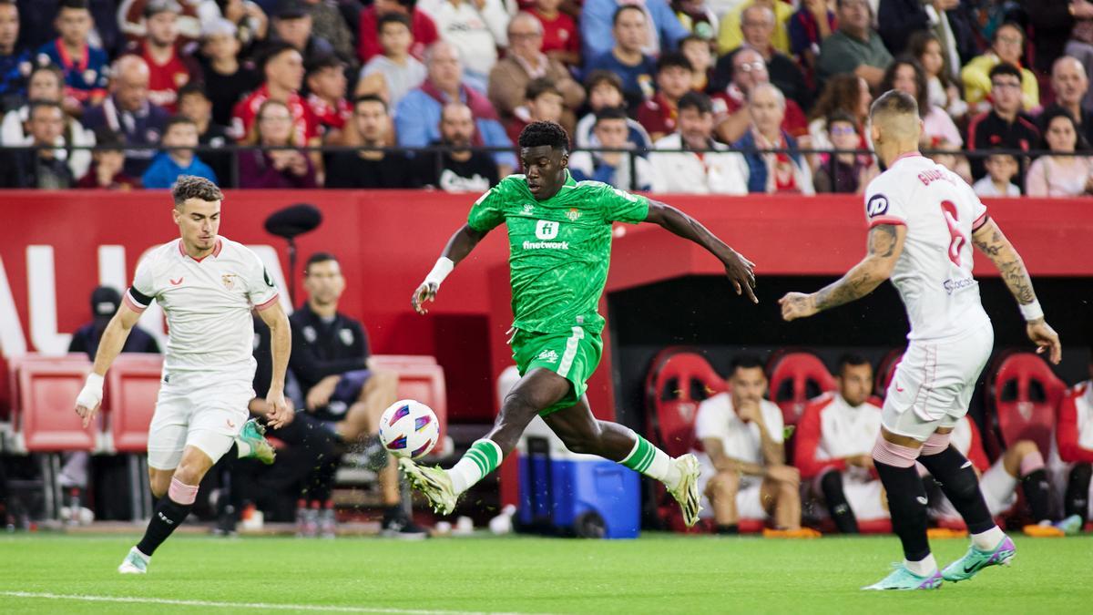 Assane Diao of Real Betis in action during the Spanish league, LaLiga EA Sports, football match played between Sevilla FC and Real Betis at Ramon Sanchez-Pizjuan stadium on November 12, 2023, in Sevilla, Spain