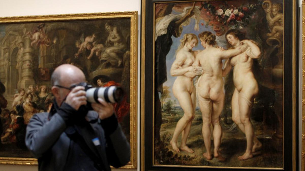 Un ciudadano fotografía las obras de Rubens