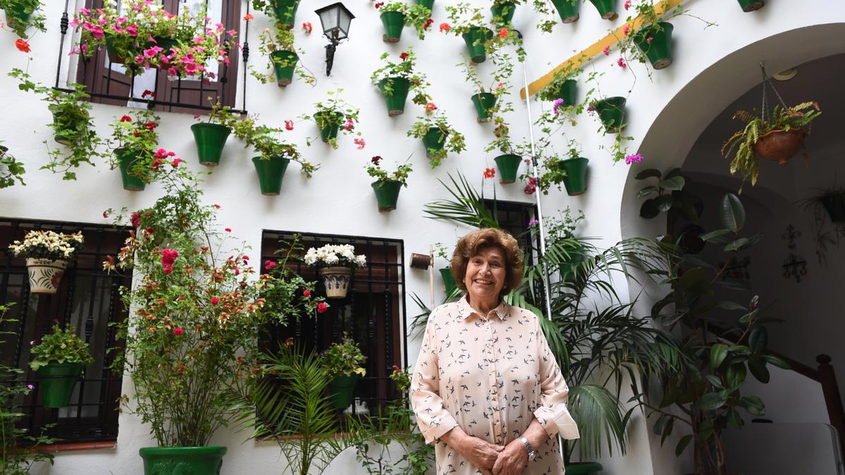 Ana de Austria, rodeada de macetas, en su patio de San Basilio 22.