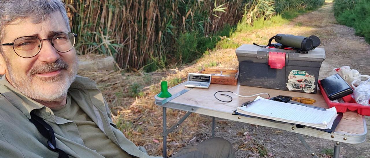 Germán Manuel López Iborra, investigador de la Universidad de Alicante, durante el trabajo de campo. | INFORMACIÓN