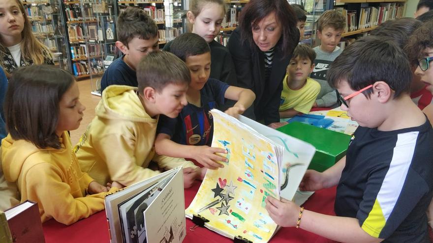 Los escolares de La Paloma presentan su primer libro en Castropol: &quot;La biblioteca infinita&quot;