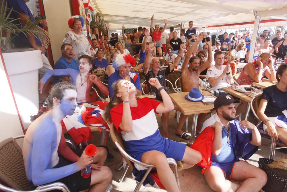 L''afició francesa a Roses celebra la victòria del seu equip al Mundial