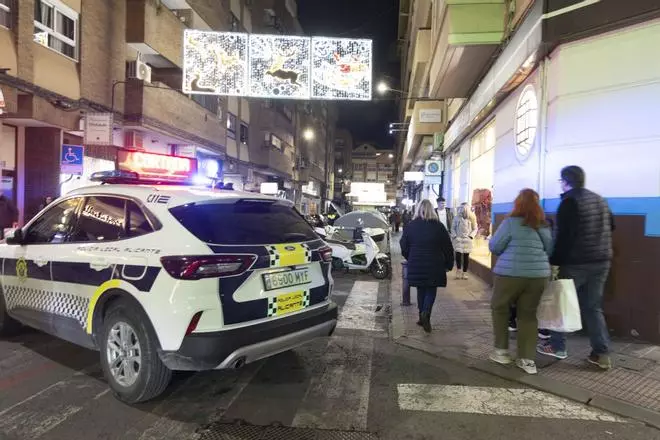 El viento en Alicante obliga a cerrar Pintor Cabrera para asegurar la iluminación navideña