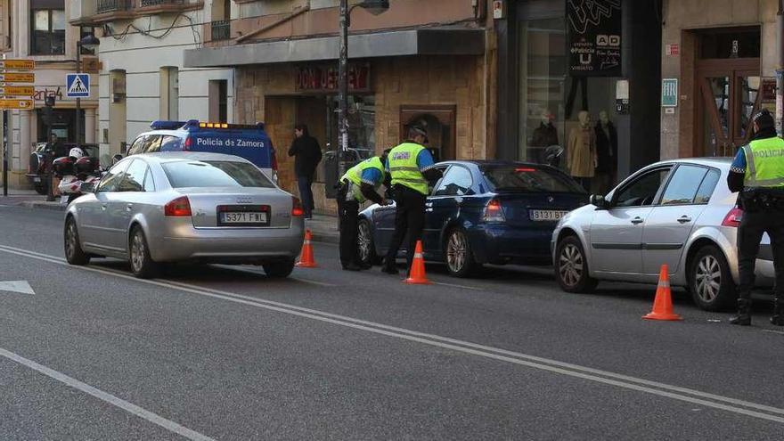 Control de la Policía Municipal en la calle Alfonso IX.